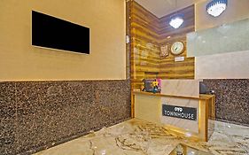 Townhouse Centre Point Inn Near Esplanade Metro Station